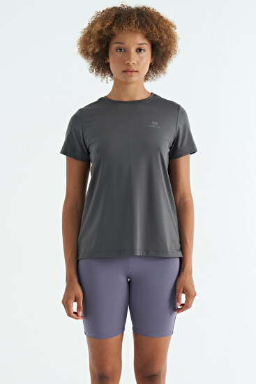 Koyu Gri Sırt Yırtmaç Detaylı O Yaka Kısa Kollu Standart Kalıp Kadın T-Shirt - 97267 - TOMMYLIFE (1)