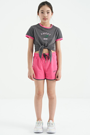 Koyu Gri - Şeker Pembe O Yaka Baskılı Düğüm Detaylı Rahat Kalıp Kız Çocuk Şort Takım - 75132 - TOMMYLIFE (1)