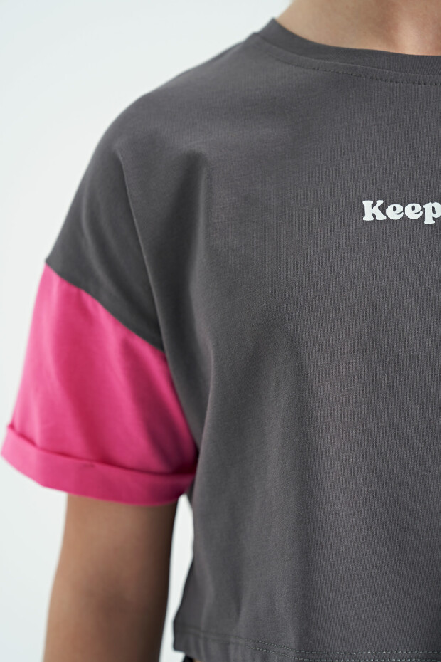 Koyu Gri Yazı Baskılı O Yaka Düşük Omuzlu Oversize Kız Çocuk T-Shirt - 75130