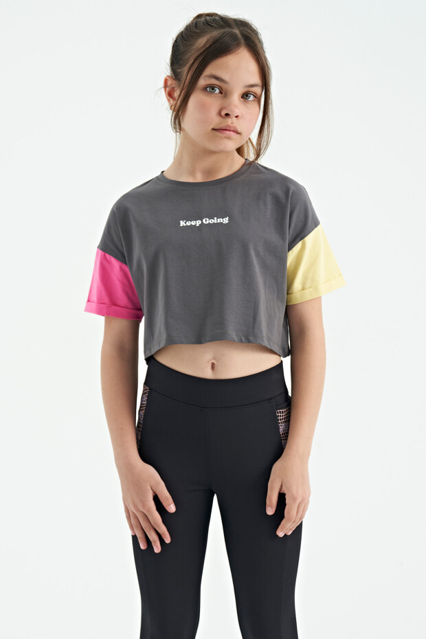 Koyu Gri Yazı Baskılı O Yaka Düşük Omuzlu Oversize Kız Çocuk T-Shirt - 75130