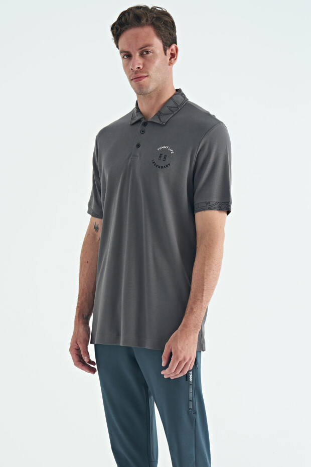 Koyu Gri Yazı Nakışlı Baskı Detaylı Standart Kalıp Polo Yaka Erkek T-Shirt - 88239 - 4