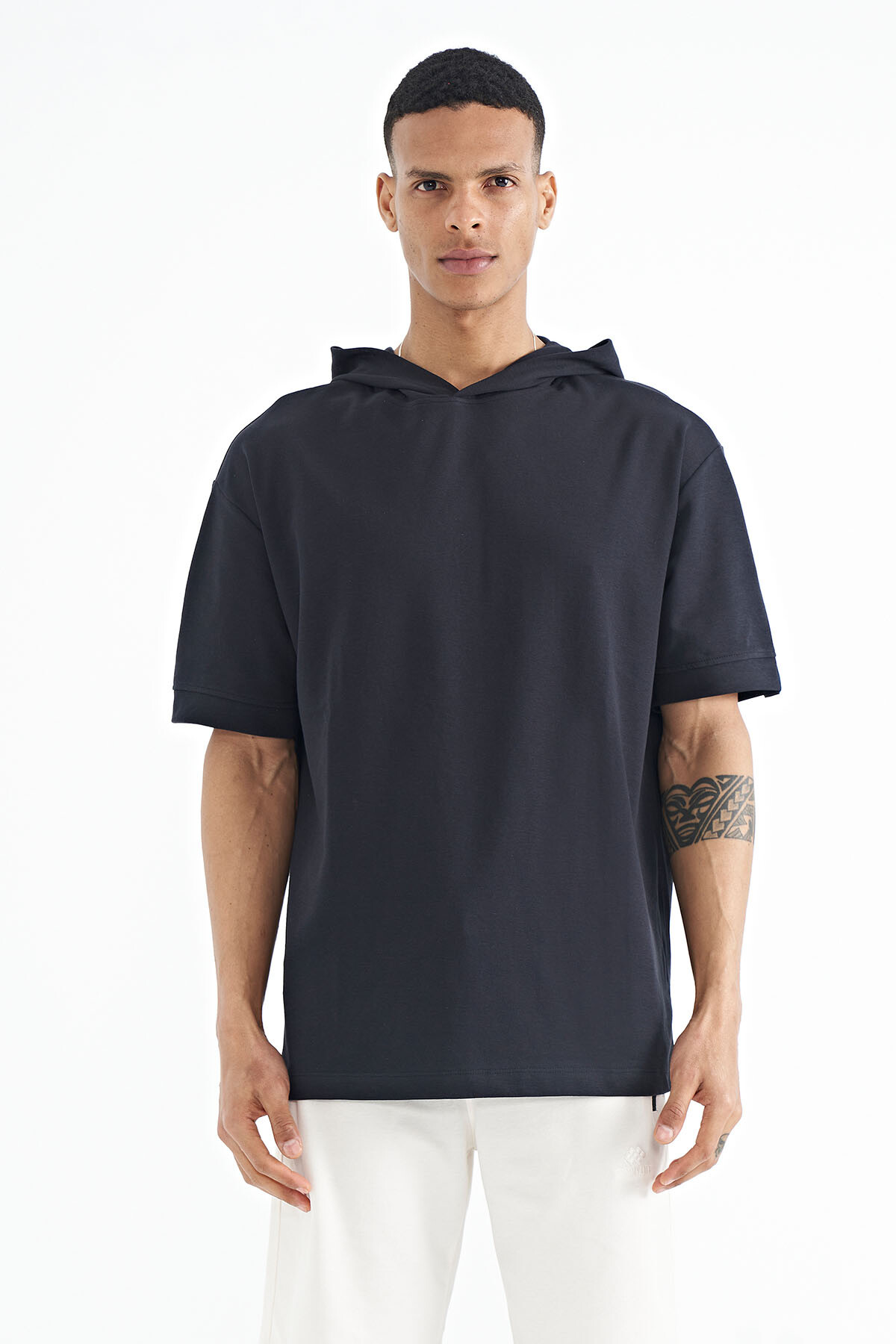 Lacivert Kapüşonlu Kol Etiket Detaylı Oversize Erkek T-shirt - 88179 - TOMMYLIFE