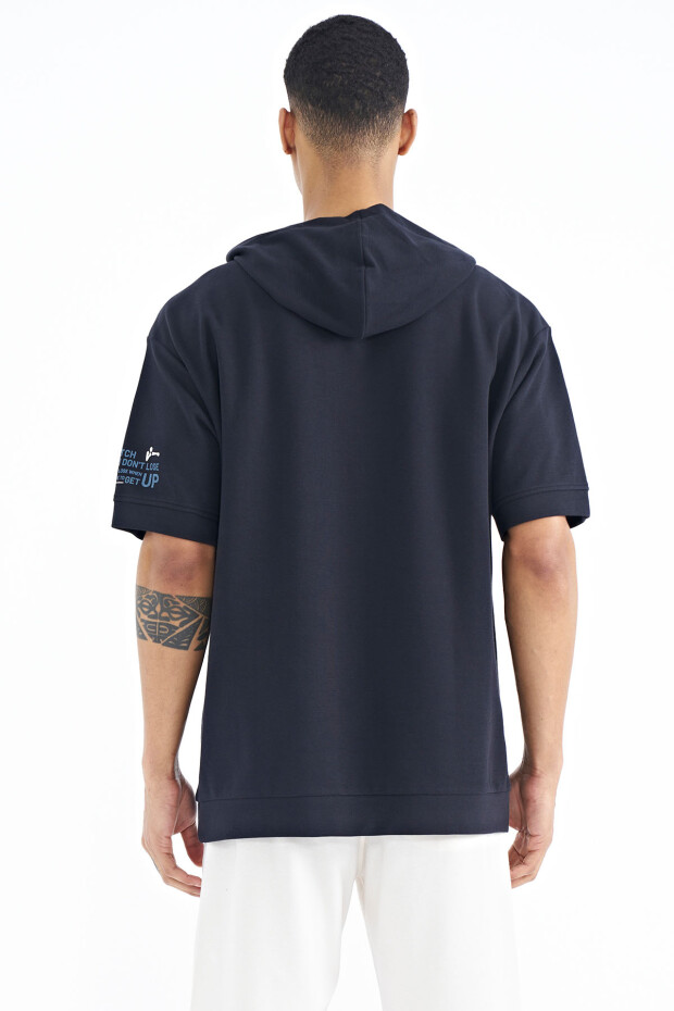 Lacivert Kol ve Ön Baskılı Kapüşonlu Oversize Erkek T-shirt - 88194