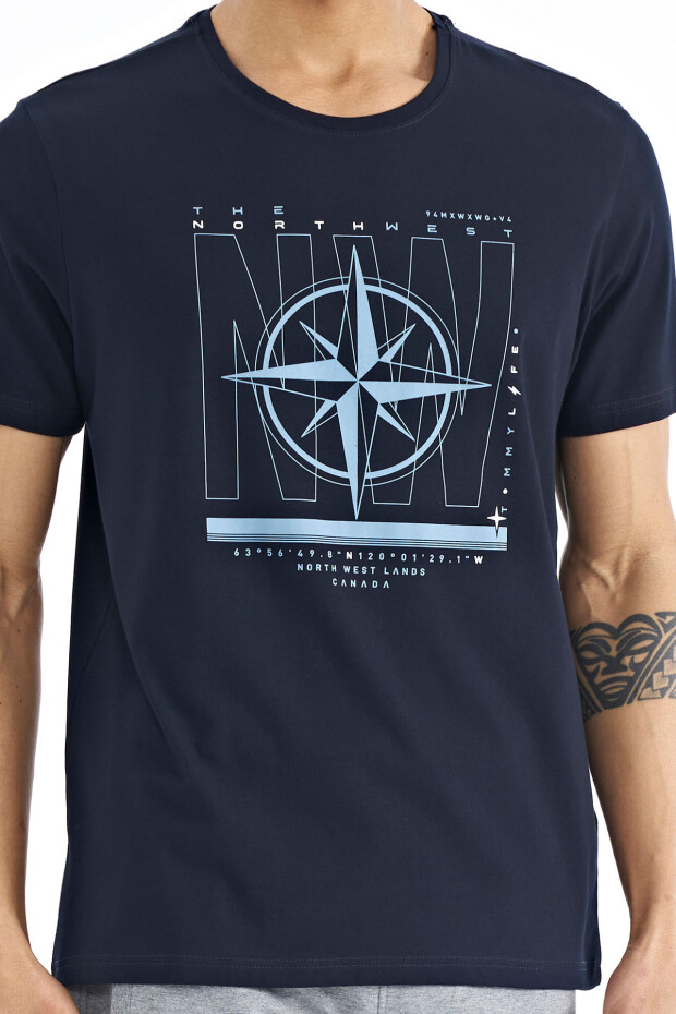 Lacivert Yazı ve Pusula Baskılı Standart Kalıp O Yaka Erkek T-Shirt - 88173