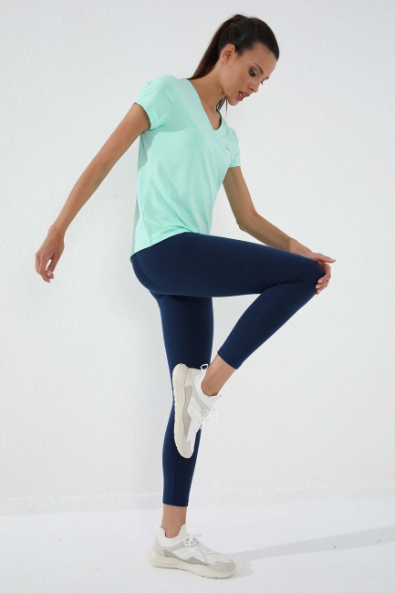 Mint Yeşili Basic Kısa Kol Standart Kalıp V Yaka Kadın T-Shirt - 97145 - Thumbnail
