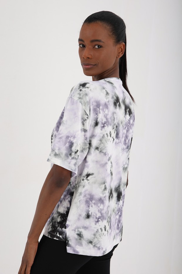 Mor Yazı Baskılı Arkası Uzun Batik Desenli O Yaka Kadın Oversize T-Shirt - 97127