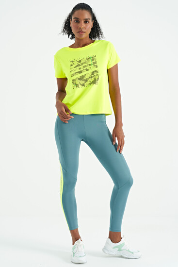 Neon Sarı Ön Baskılı Sırtı V Dekolteli Standart Kalıp Kısa Kollu Kadın Spor T-Shirt - 97264 