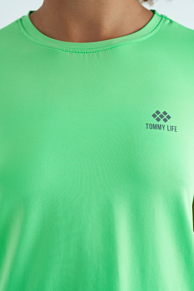 Neon Yeşil Sırt Yırtmaç Detaylı O Yaka Kısa Kollu Standart Kalıp Kadın T-Shirt - 97267