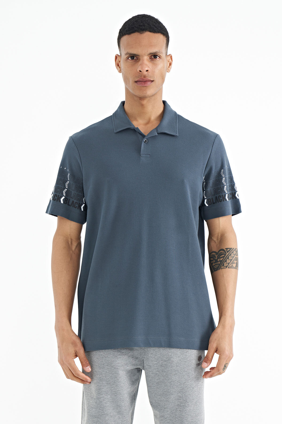 Orman Yeşili Kol Baskı Detaylı Polo Yaka Standart Form Erkek T-shirt - 88240 - TOMMYLIFE