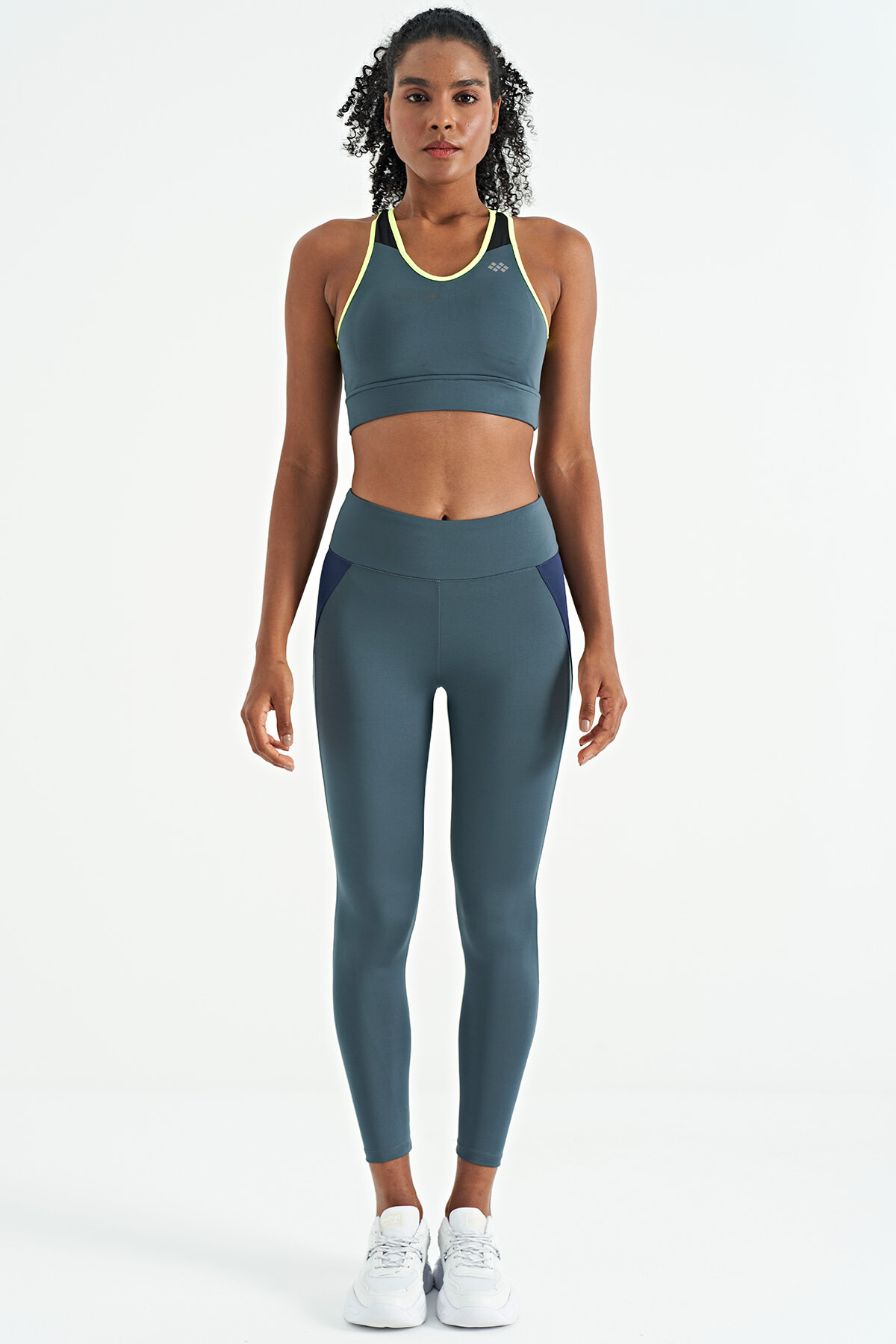 Orman Yeşili Renk Bloklu Sırt Baskı Detaylı Dar Kalıp Kadın Büstiyer - 97253 - TOMMYLIFE (1)