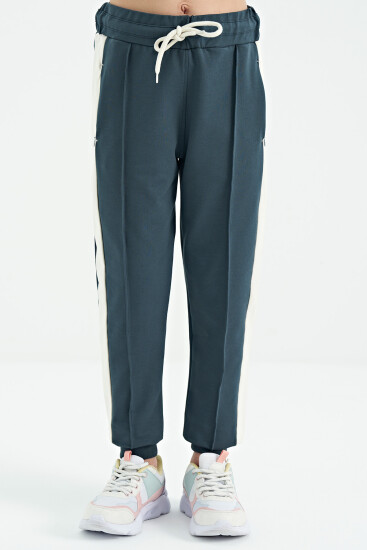 Orman Yeşili Yan Bantlı Gizli Fermuar Cep Detaylı Jogger Kız Çocuk Eşofman Alt - 75122 - TOMMYLIFE (1)