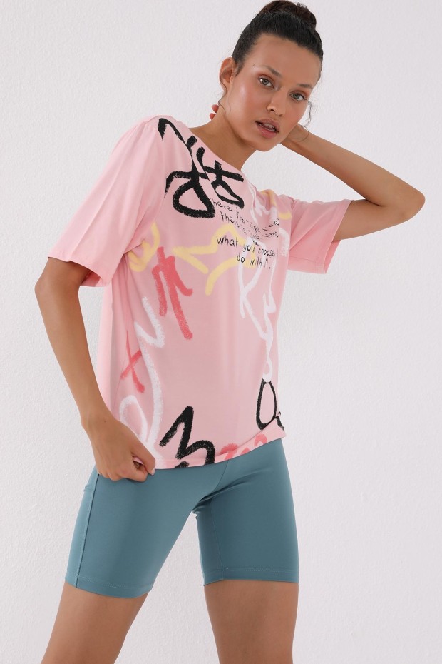 Pembe Karışık Desenli Yazı Baskılı O Yaka Kadın Oversize T-Shirt - 97132