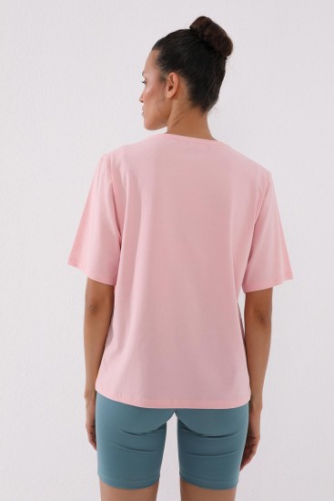 Pembe Karışık Desenli Yazı Baskılı O Yaka Kadın Oversize T-Shirt - 97132 - Thumbnail