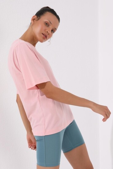 Pembe Pembe Dikey Yazı Baskılı O Yaka Kadın Oversize T-Shirt - 97138 - Thumbnail