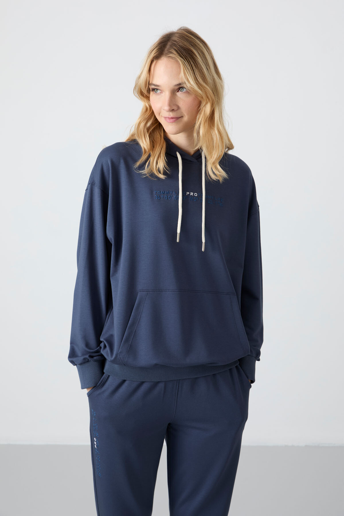 Petrol Kapüşonlu Kanguru Cep Oversize Lastik Paça Kadın Eşofman Takımı - 95288 - TOMMYLIFE (1)