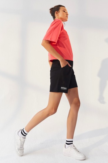 Rose - Siyah Küçük Yazı Baskılı O Yaka Bermuda Kadın Oversize Şort Takım - 95292 