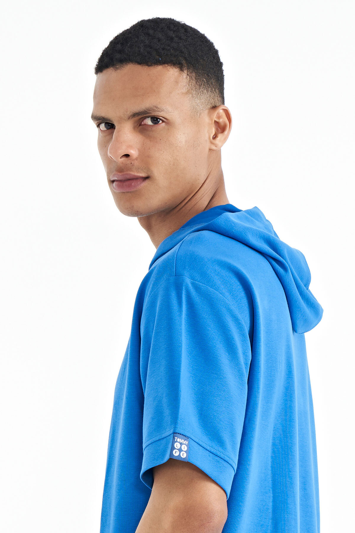 Saks Kapüşonlu Kol Etiket Detaylı Oversize Erkek T-shirt - 88179 - TOMMYLIFE (1)