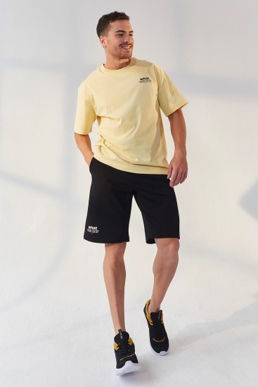 Sarı - Siyah Küçük Yazı Baskılı O Yaka Erkek Oversize Bermuda Şort Takım - 85156 - TOMMYLIFE