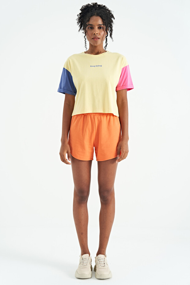 Sarı Üç Renk Düşük Omuzlu Oversize Baskılı Crop Kadın T-Shirt - 02266