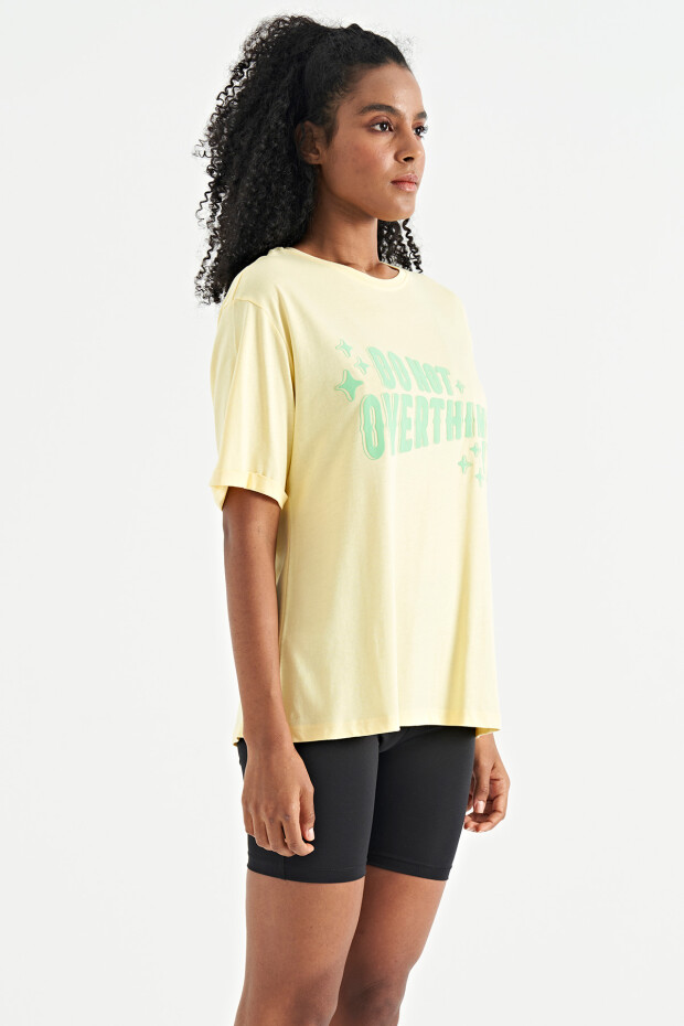 Sarı Yazı Baskılı Düşük Omuzlu O Yaka Oversize Kadın T-Shirt - 02307