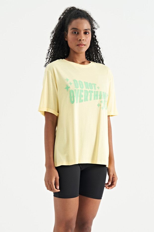 Sarı Yazı Baskılı Düşük Omuzlu O Yaka Oversize Kadın T-Shirt - 02307