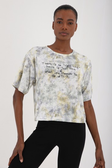 Sarı Yazı Baskılı Karışık Batik Desenli O Yaka Kadın Oversize T-Shirt - 97129 - Thumbnail