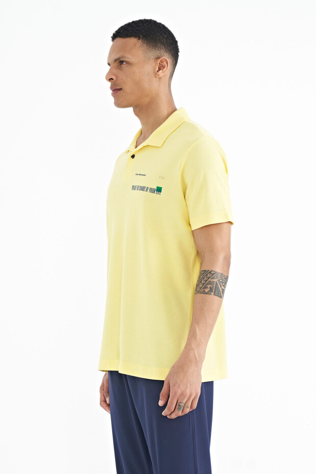Sarı Yazı Baskılı Standart Form Polo Yaka Erkek T-shirt - 88236
