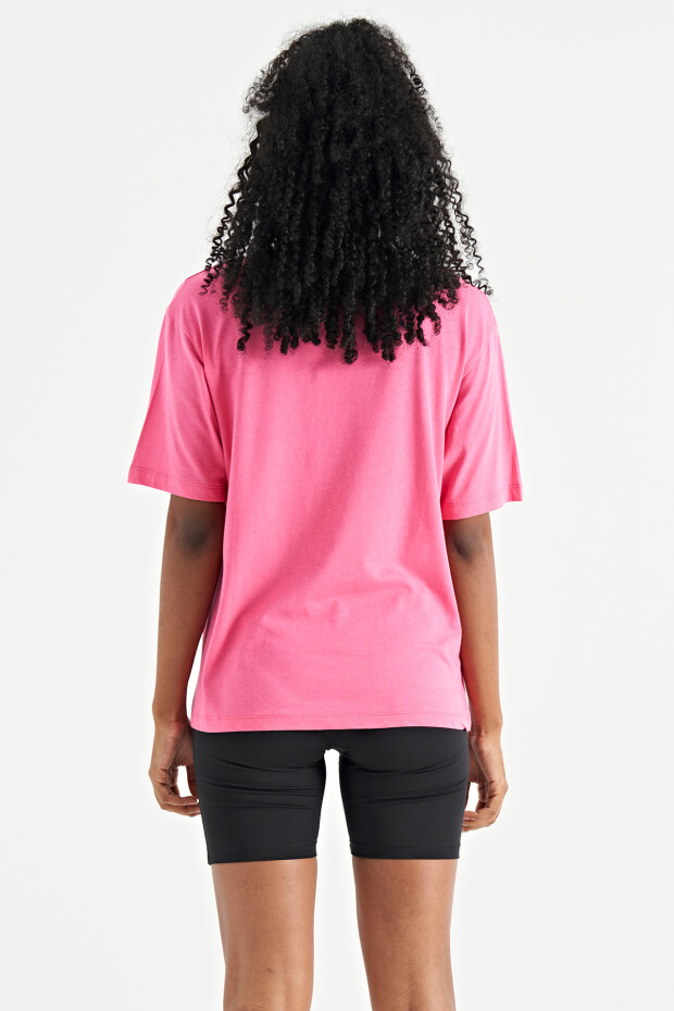 Şeker Pembe Baskı Detaylı Oversize O Yaka Basic Kadın T-Shirt - 02181