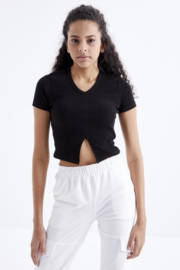 Siyah Basic Önü Yırtmaçlı V Yaka Kadın Crop Top T-Shirt - 97206