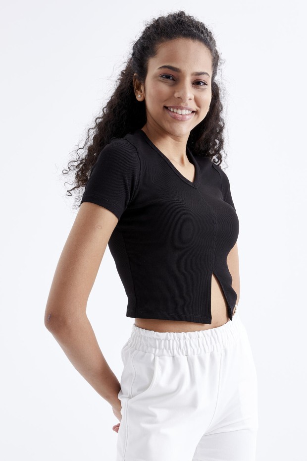 Siyah Basic Önü Yırtmaçlı V Yaka Kadın Crop Top T-Shirt - 97206