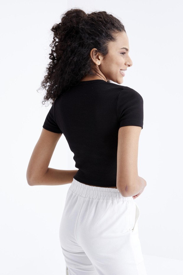 Siyah Basic Önü Yırtmaçlı V Yaka Kadın Crop Top T-Shirt - 97206