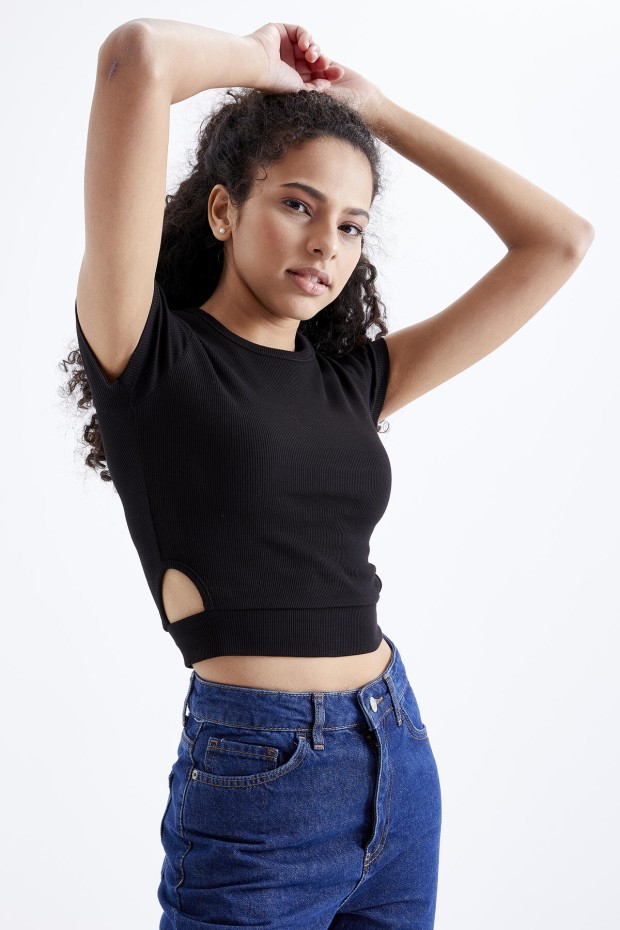 Siyah Basic Yanı Pencereli O Yaka Kadın Crop Top T-Shirt - 97207