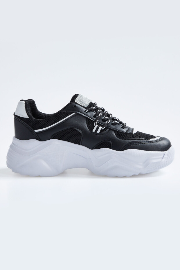 Siyah - Beyaz Bağcıklı Yüksek Taban File Detaylı Kadın Spor Ayakkabı - 89201