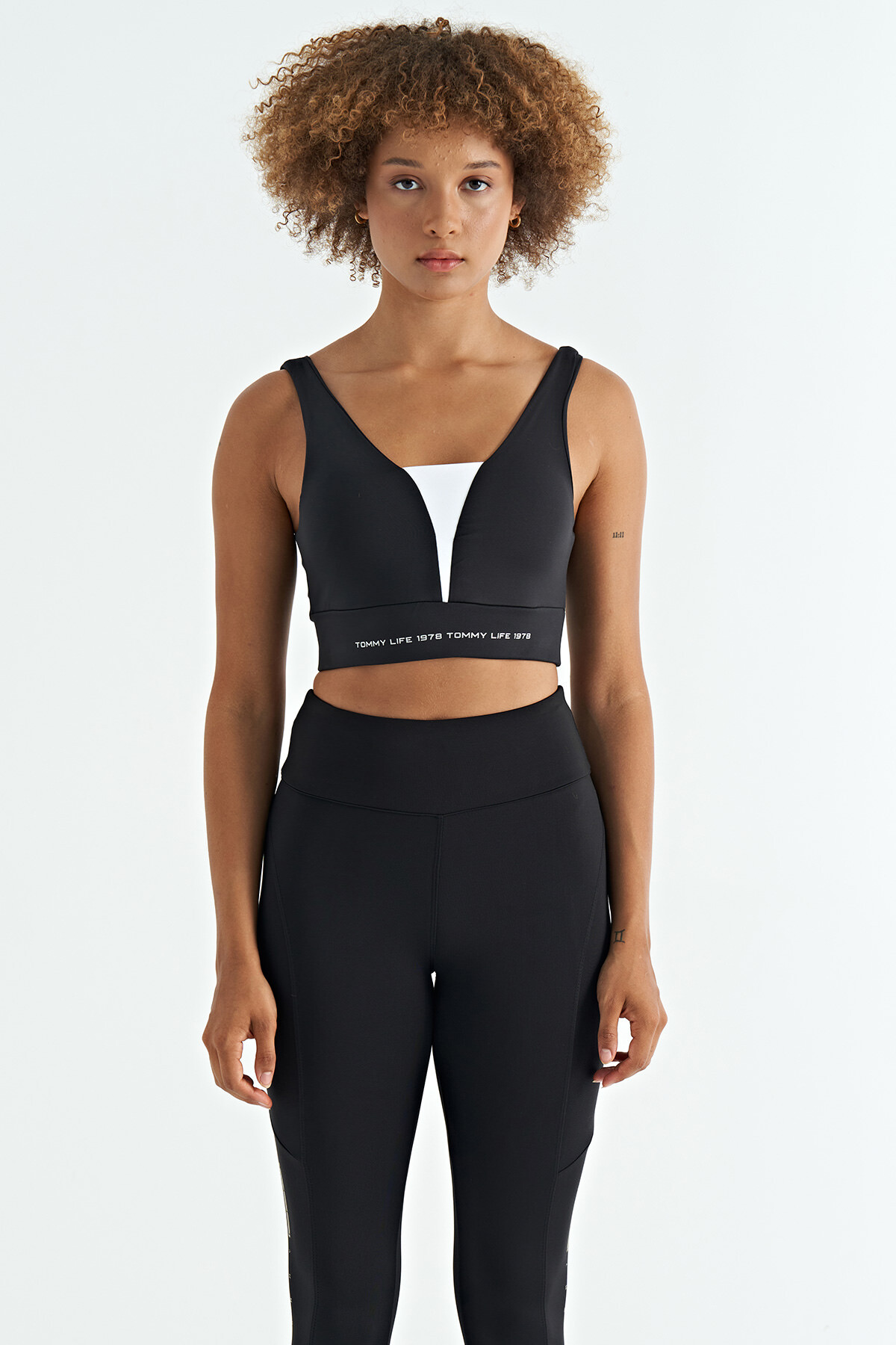 Siyah - Beyaz Yazı Baskılı Renk Bloklu Dar Kalıp Dalgıç Kumaş Kadın Büstiyer - 97271 - TOMMYLIFE