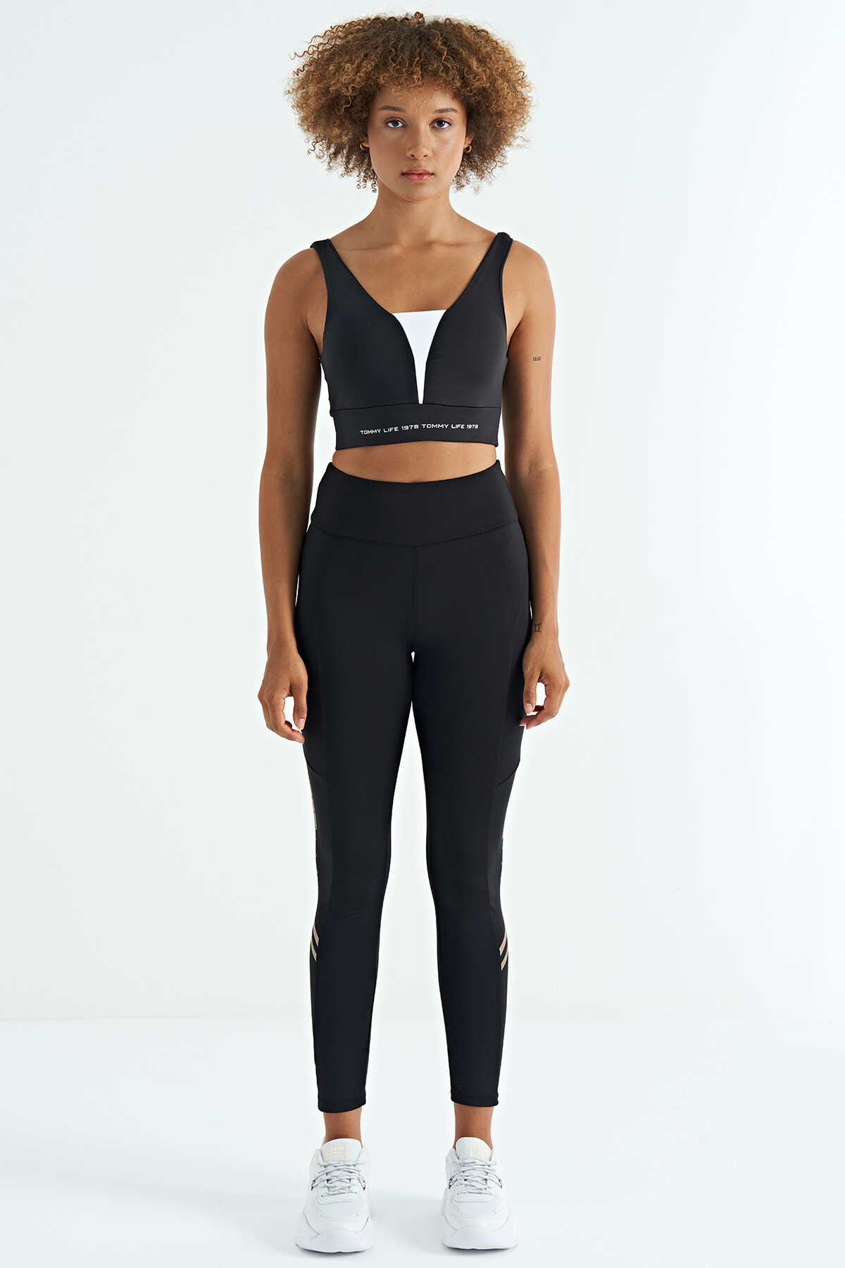 Siyah - Beyaz Yazı Baskılı Renk Bloklu Dar Kalıp Dalgıç Kumaş Kadın Büstiyer - 97271 - TOMMYLIFE (1)