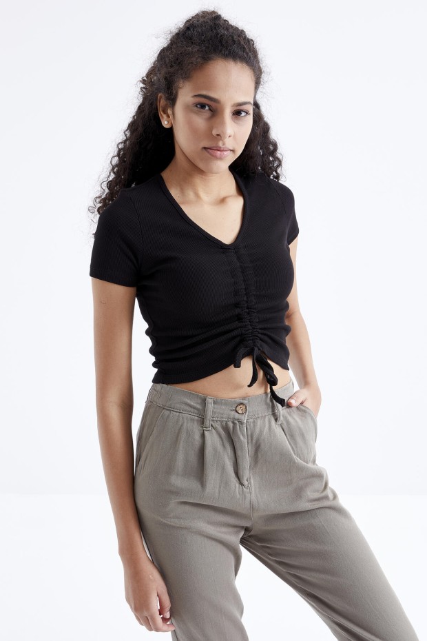 Siyah Büzgü Detaylı V Yaka Kadın Crop Top T-Shirt - 97205