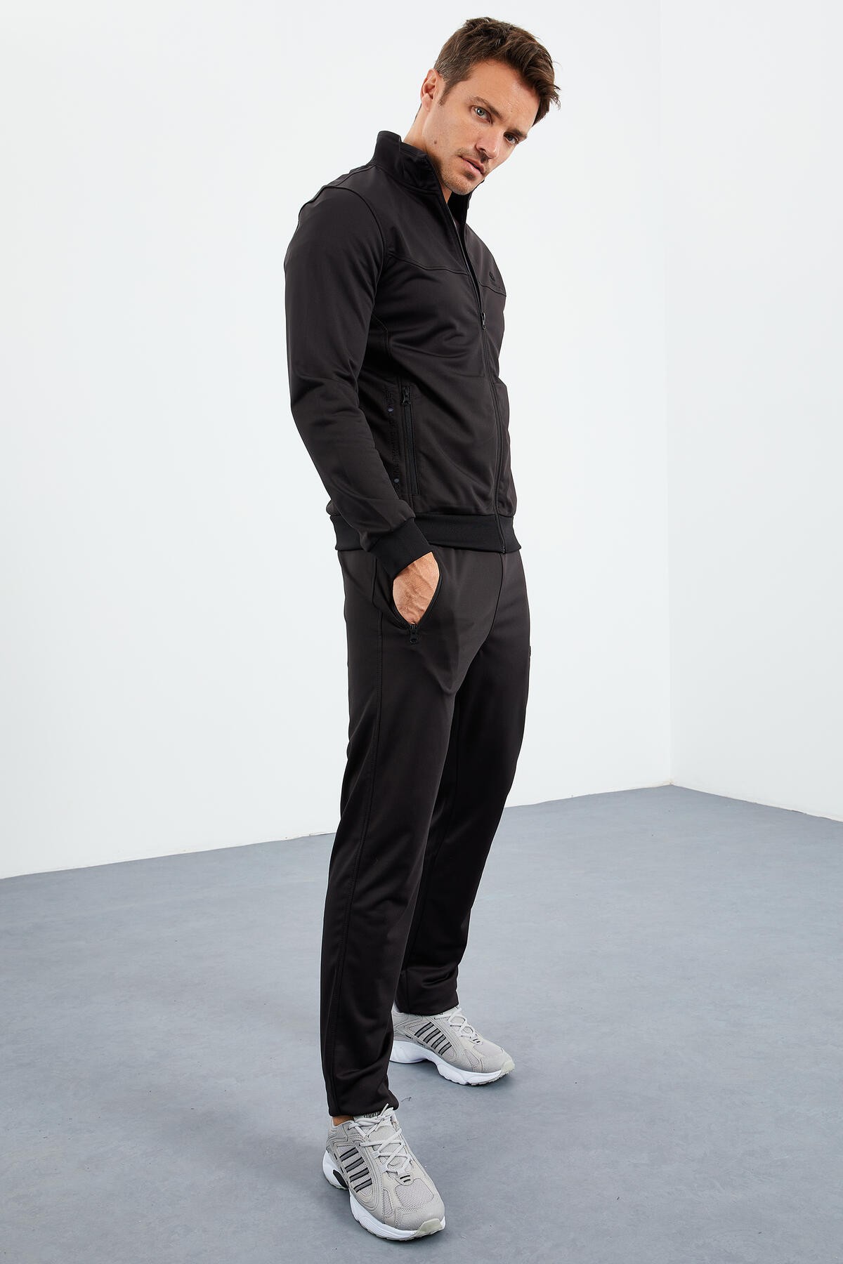 Siyah Dik Yaka Fermuarlı Standart Kalıp Klasik Paça Erkek Eşofman Takımı - 85162 - TOMMYLIFE