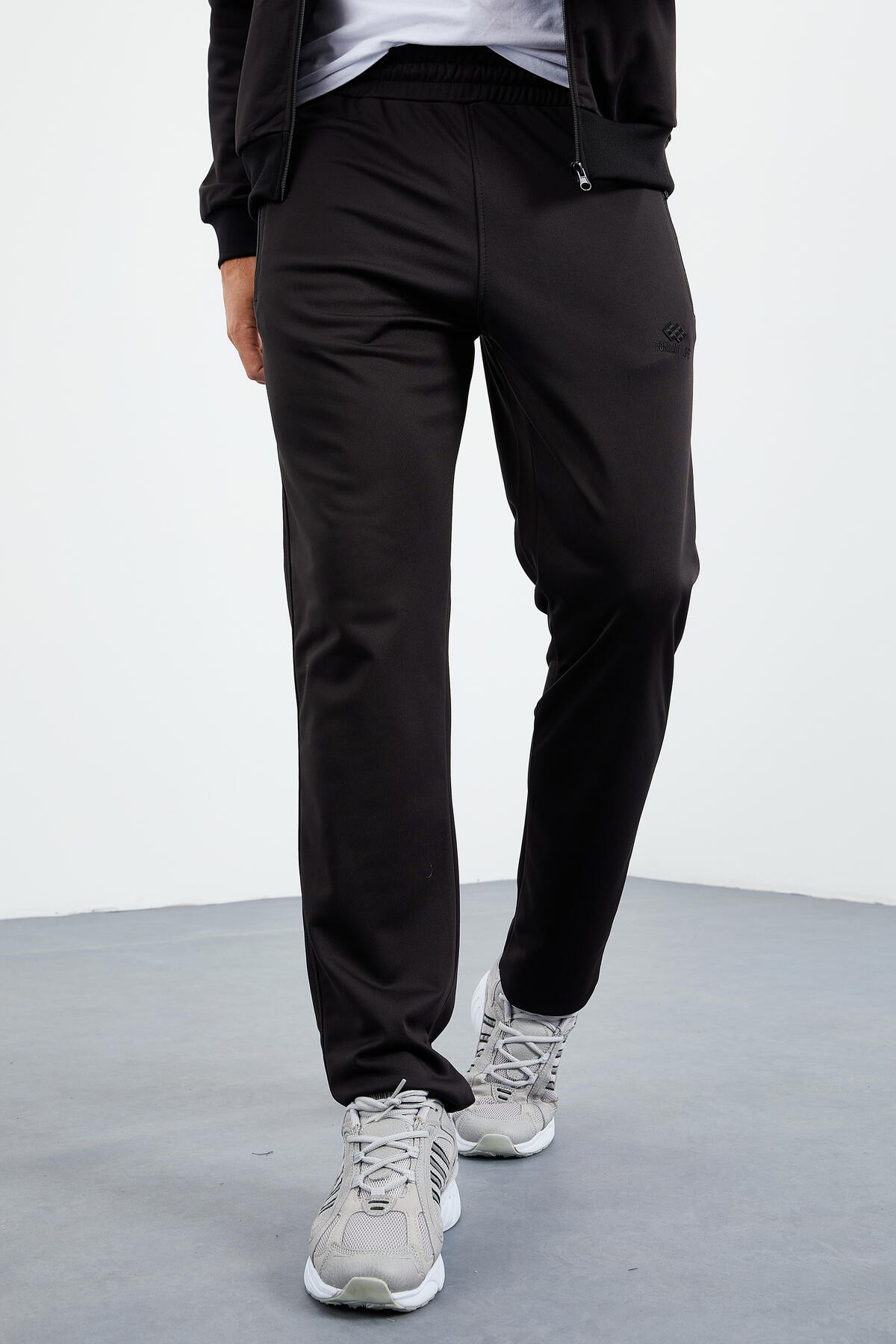 Siyah Dik Yaka Fermuarlı Standart Kalıp Klasik Paça Erkek Eşofman Takımı - 85162 - TOMMYLIFE (1)