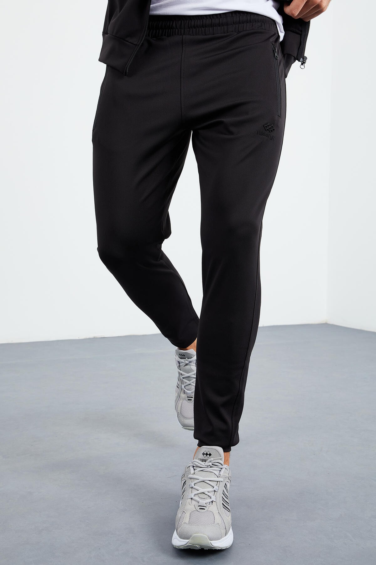 Siyah Dik Yaka Fermuarlı Standart Kalıp Manşetli Erkek Eşofman Takım - 85160 - TOMMYLIFE (1)