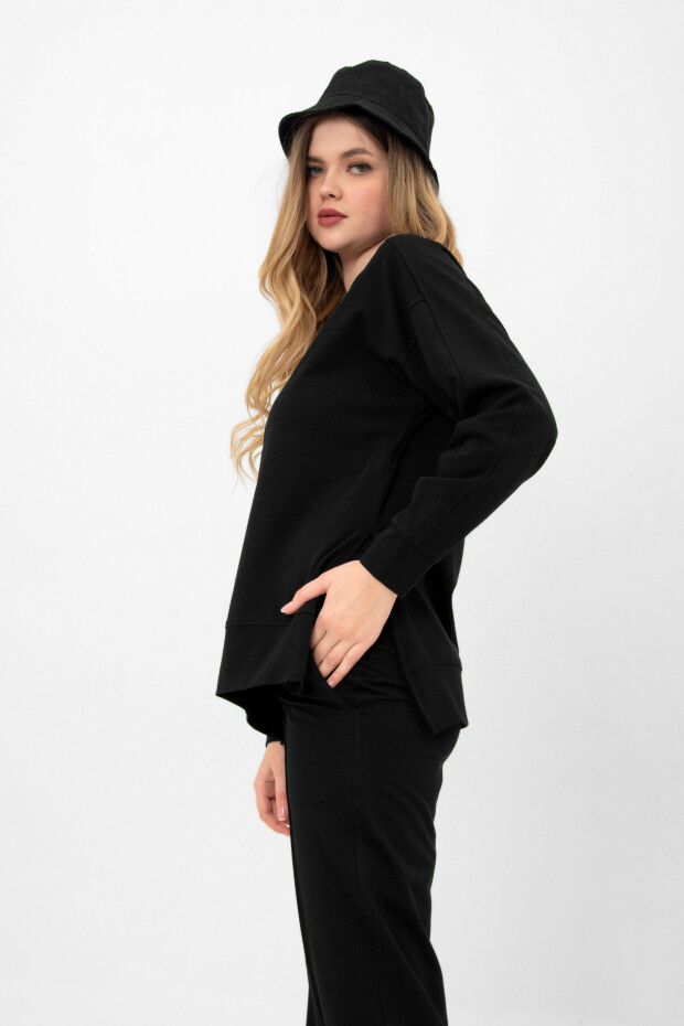 Siyah Düşük Omuzlu Derin Yırtmaçlı Rahat Kalıp Kadın Sweatshirt - 02136