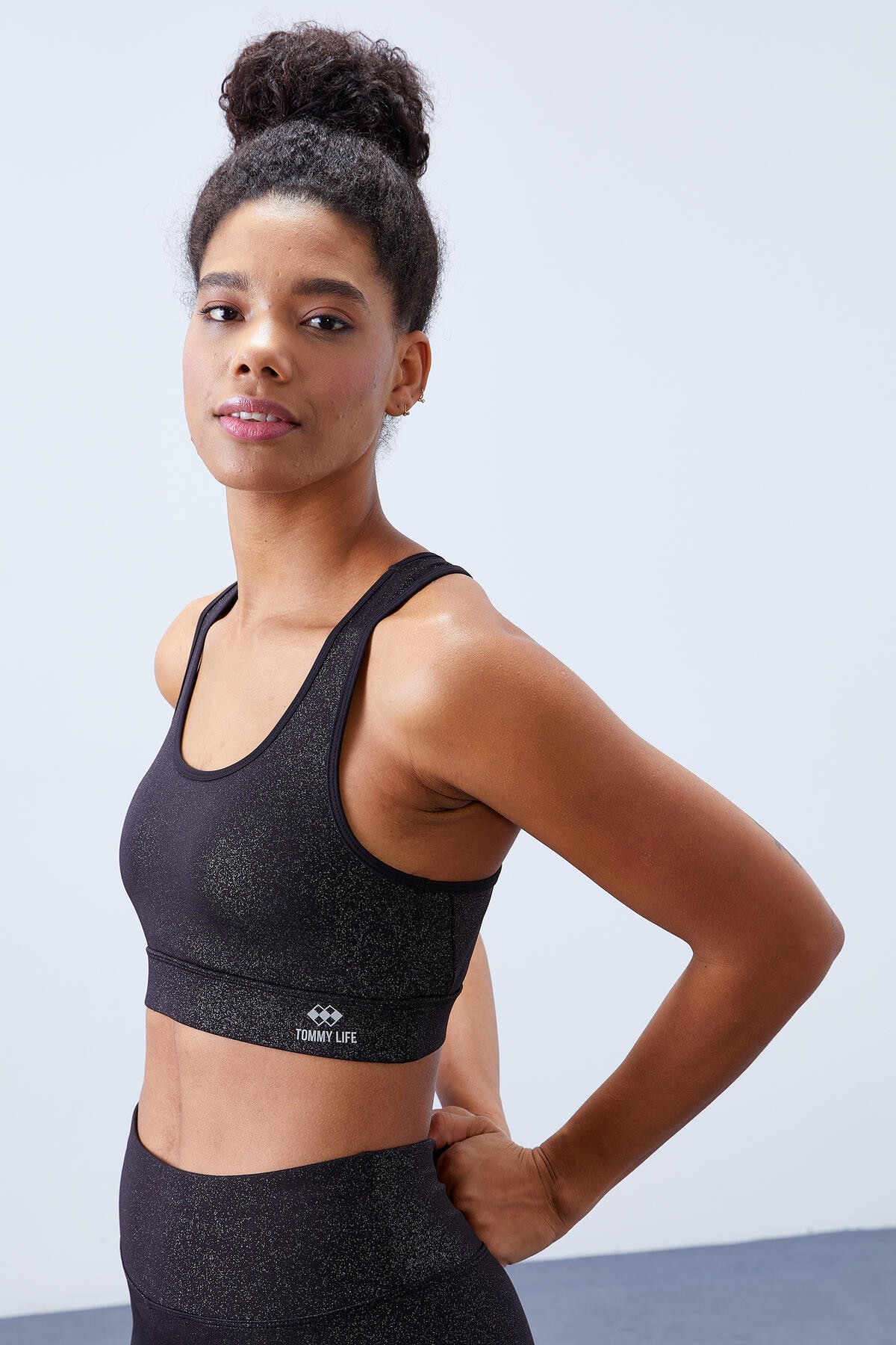 Siyah-gümüş - Siyah Yüksek Bel Toparlayıcılı Sırt Detaylı Slim Fit Büstiyer Kadın Tayt Takım - 95281 - TOMMYLIFE (1)