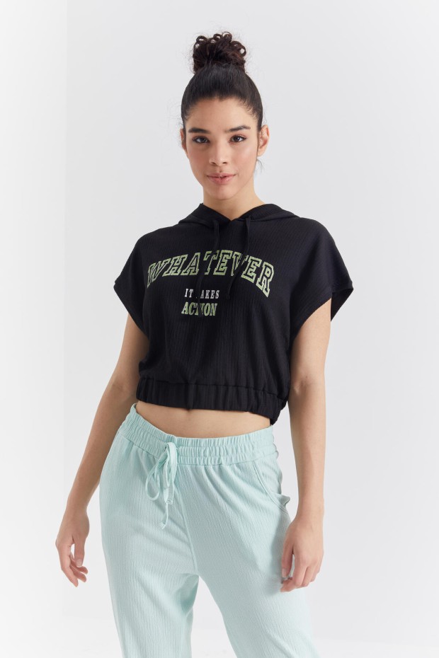 Siyah Kapüşonlu Yazı Baskılı Beli Lastikli Bürümcük Kumaş Kadın Crop Top T-Shirt - 97230