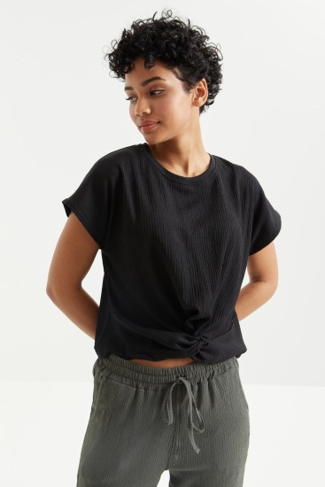 Siyah O Yaka Önü Büzgü Detaylı Bürümcük Kumaş Kadın Crop Top T-Shirt - 97228 