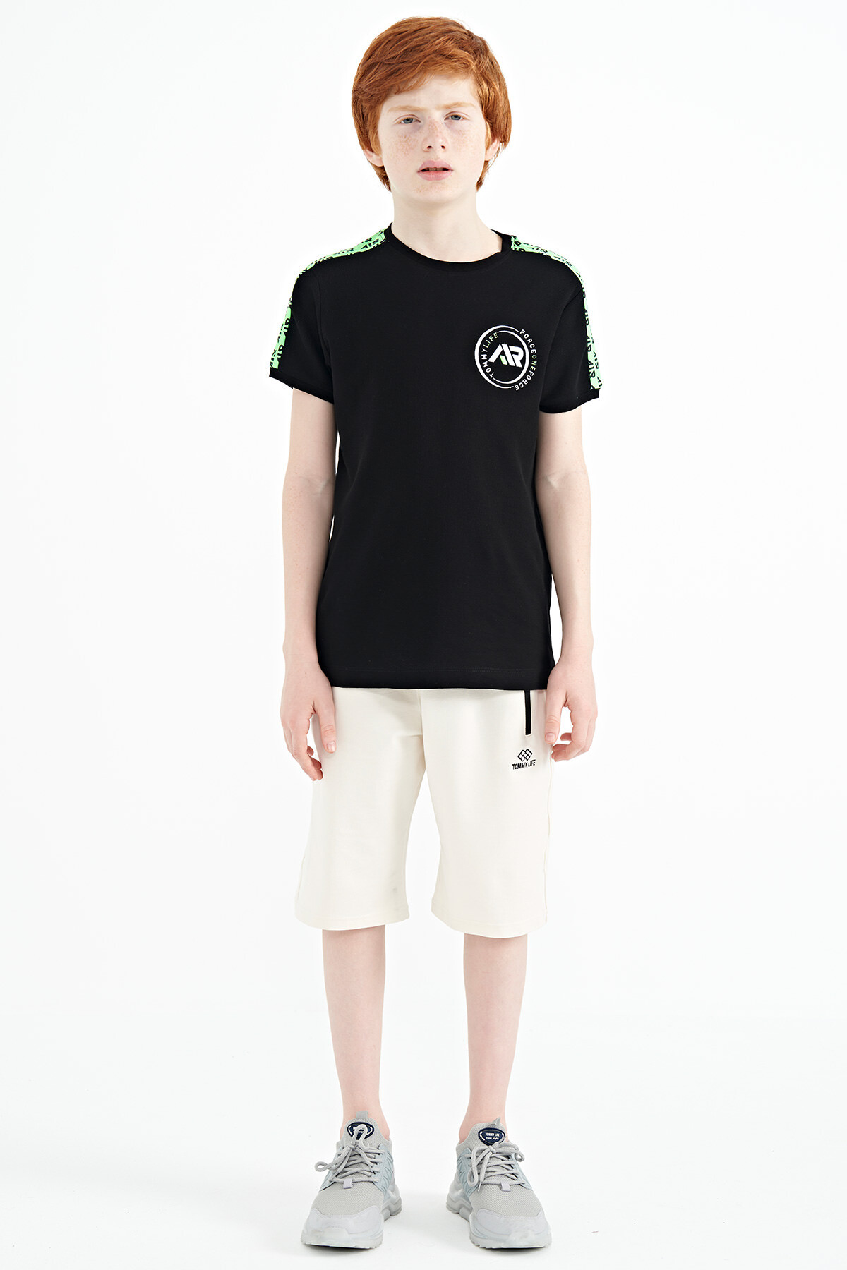 Siyah Omuz Baskı Detaylı Standart Kalıp O Yaka Erkek Çocuk T-Shirt - 11121 - TOMMYLIFE