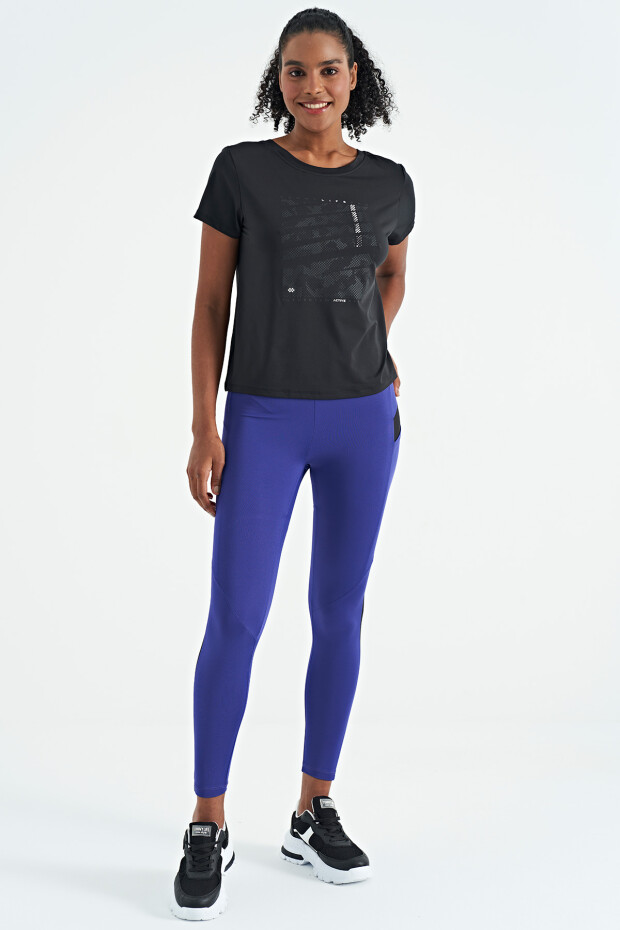 Siyah Ön Baskılı Sırtı V Dekolteli Standart Kalıp Kısa Kollu Kadın Spor T-Shirt - 97264