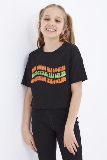 Siyah Oversize Renkli Yazı Baskılı Düşük Omuz O Yaka Kız Çocuk Crop T-Shirt - 75038 