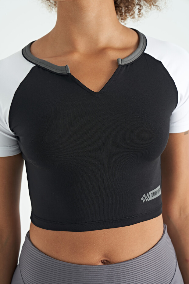 Siyah Renk Bloklu Logo Baskılı O Yaka Dar Kalıp Kadın Crop T-Shirt - 97270