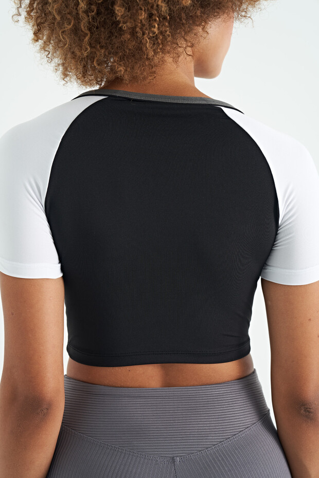 Siyah Renk Bloklu Logo Baskılı O Yaka Dar Kalıp Kadın Crop T-Shirt - 97270