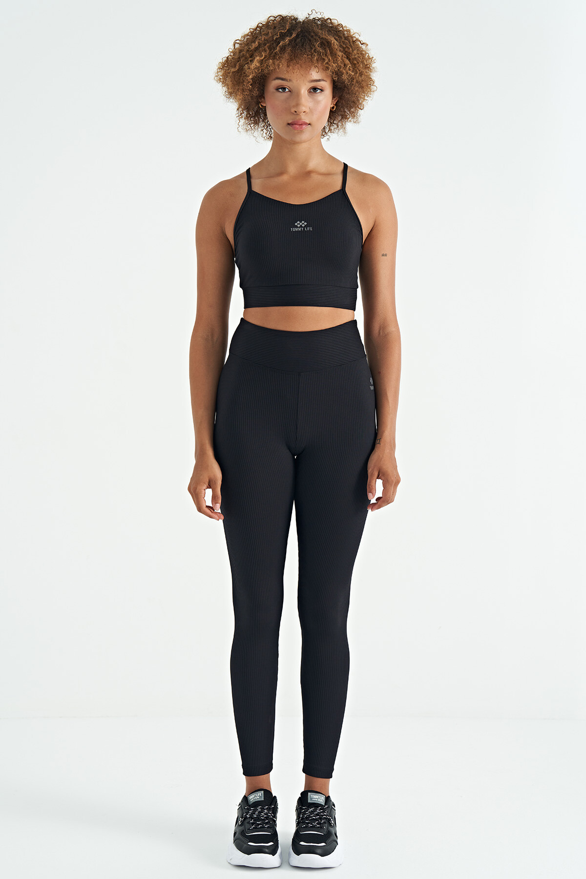 Siyah Sırt Çapraz Detaylı Logo Baskılı Dar Kalıp Fitilli Kadın Büstiyer - 97274 - TOMMYLIFE (1)