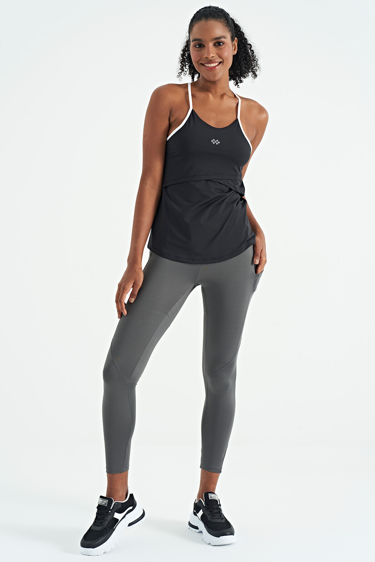 Siyah Sırt Çarpraz Askı Detaylı Standart Kalıp Kadın Spor Atlet - 97261 - TOMMYLIFE